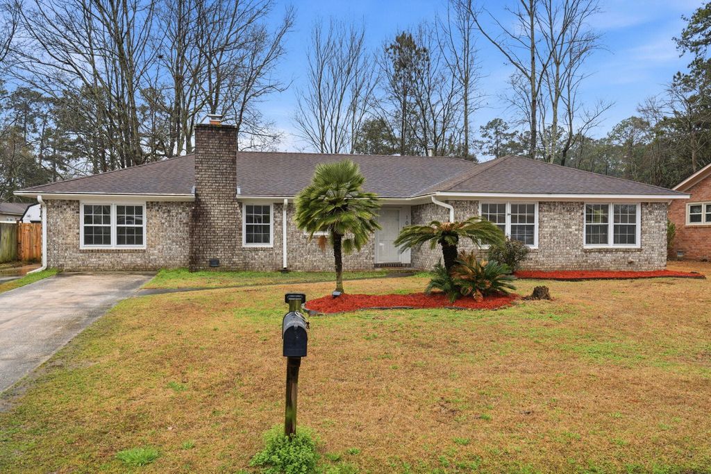 Image 3 of property listing at 104 Hedge Row, Goose Creek, SC 29445