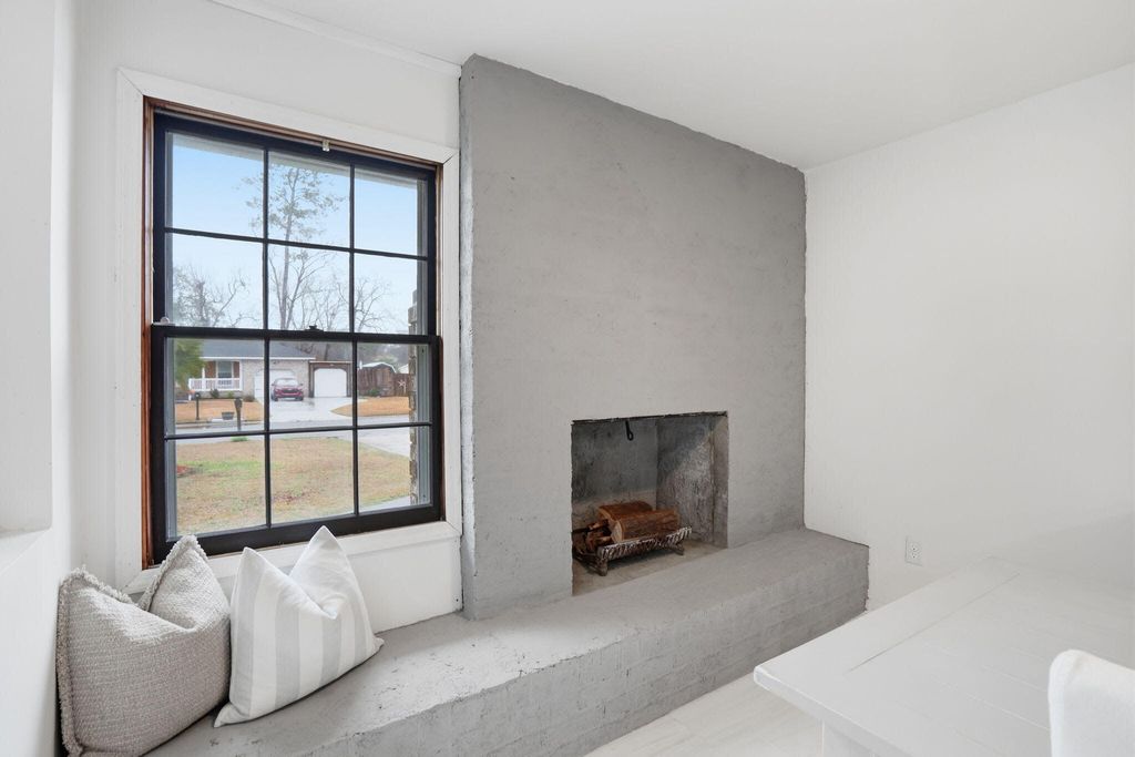 Image 5 of property listing at 104 Hedge Row, Goose Creek, SC 29445