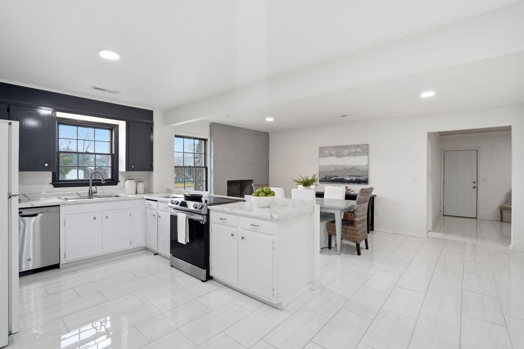 Image 6 of property listing at 104 Hedge Row, Goose Creek, SC 29445