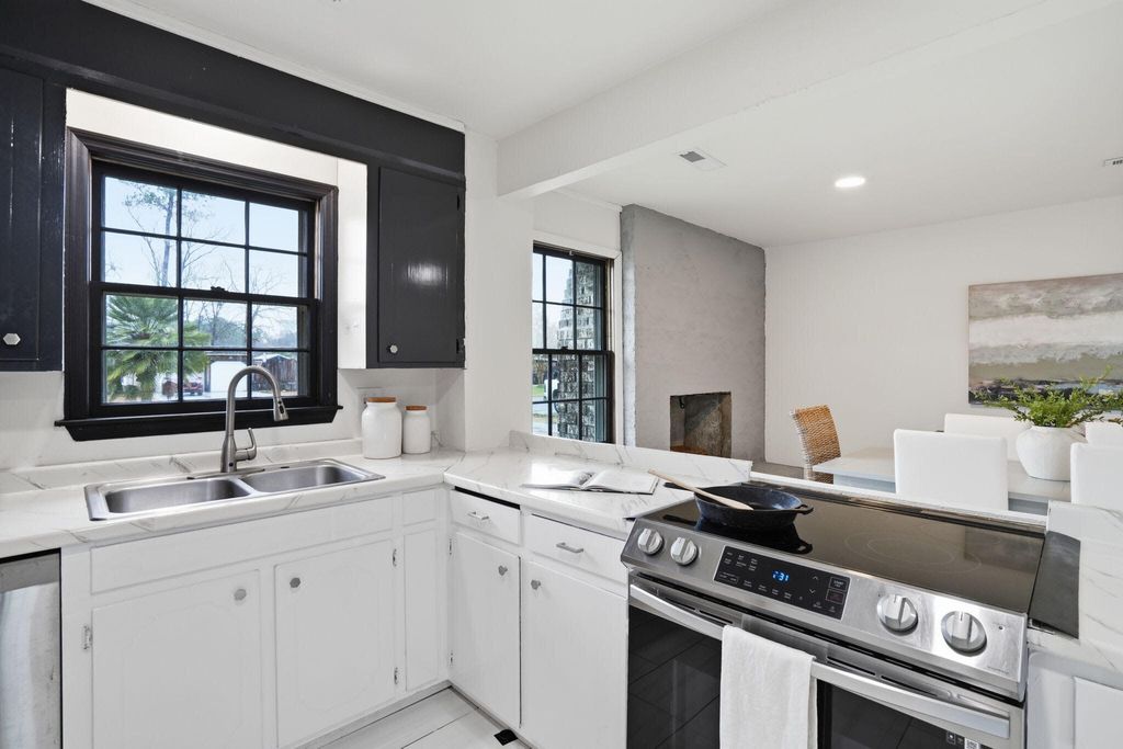 Image 8 of property listing at 104 Hedge Row, Goose Creek, SC 29445