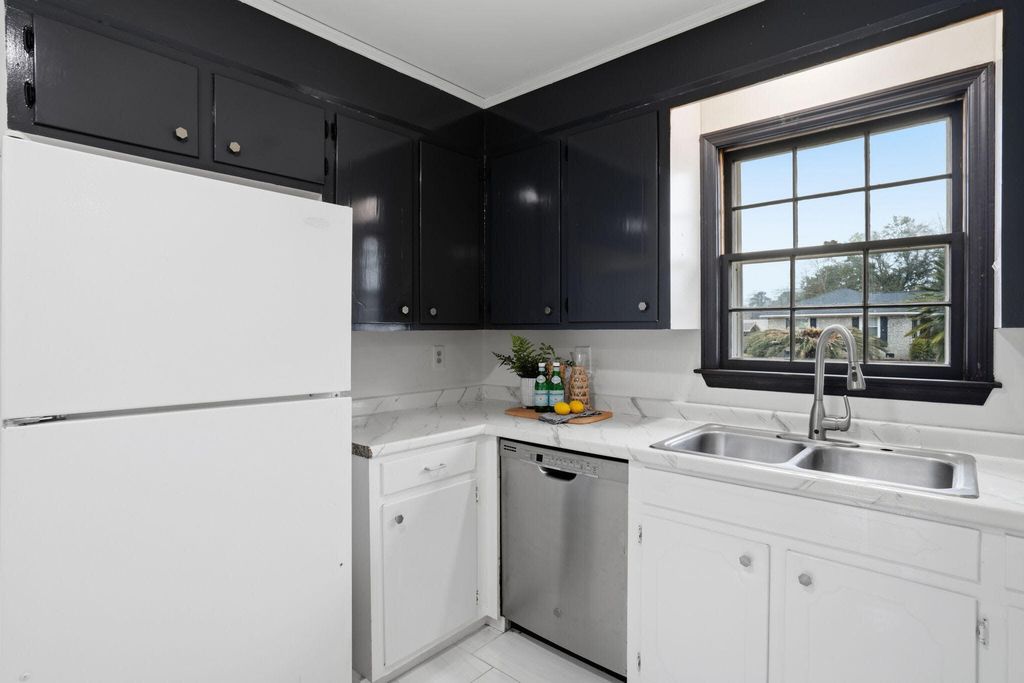 Image 9 of property listing at 104 Hedge Row, Goose Creek, SC 29445