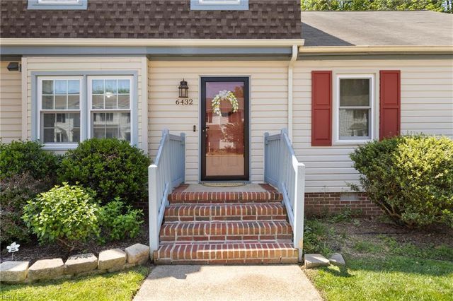 6432 Village Woods CT, Gloucester, VA 23061