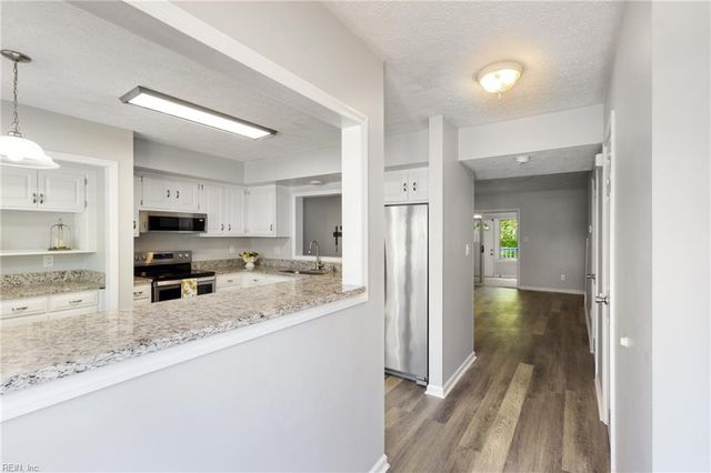 6432 Village Woods CT, Gloucester, VA 23061