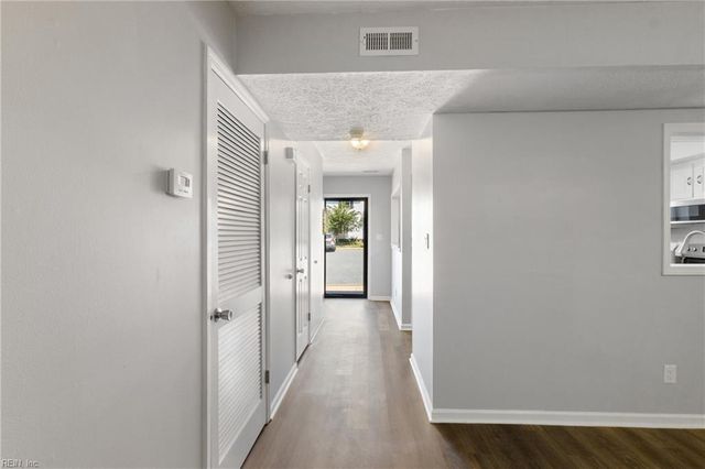 6432 Village Woods CT, Gloucester, VA 23061