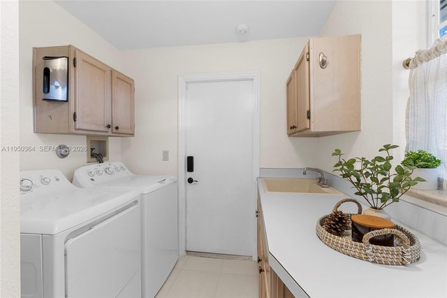 5561 Grande Palm Cir, Delray Beach, FL 33484