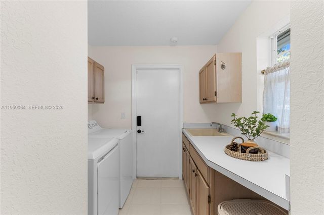 5561 Grande Palm Cir, Delray Beach, FL 33484