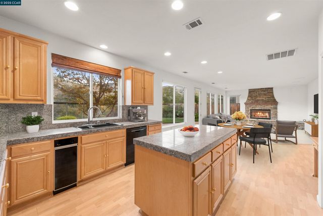 1012 Barkwood Ct, Concord, CA 94521