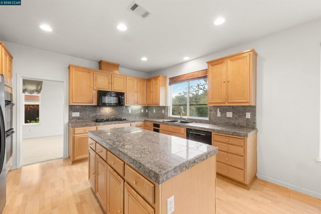 1012 Barkwood Ct, Concord, CA 94521