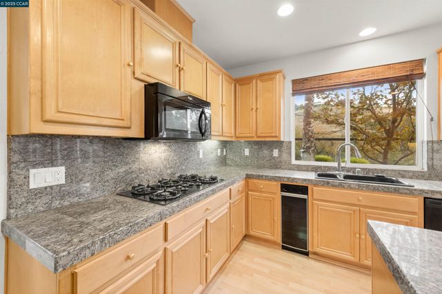 1012 Barkwood Ct, Concord, CA 94521