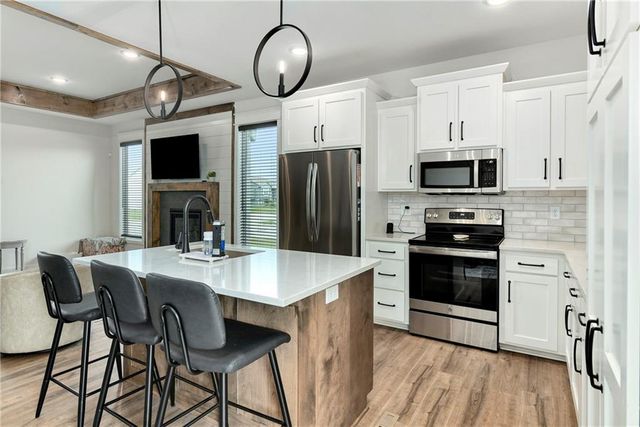 1201 NW 4th Street, Oak Grove, MO 64075