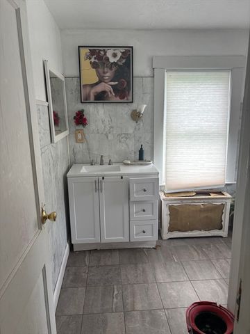 14 S High St, Milford, MA 01757