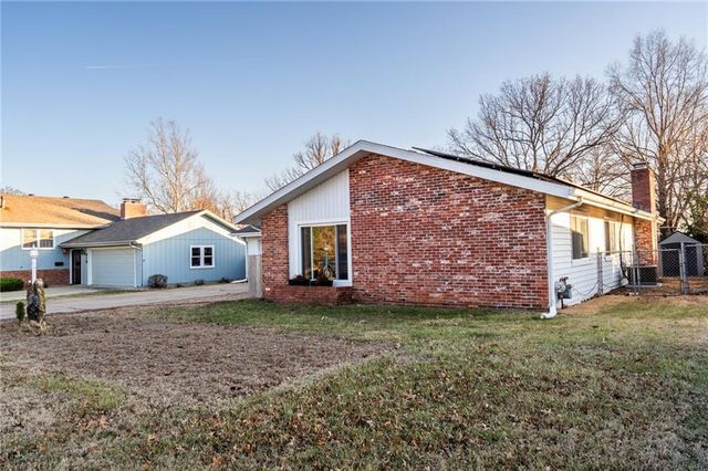 925 W 27th Terrace, Lawrence, KS 66046