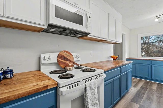 925 W 27th Terrace, Lawrence, KS 66046