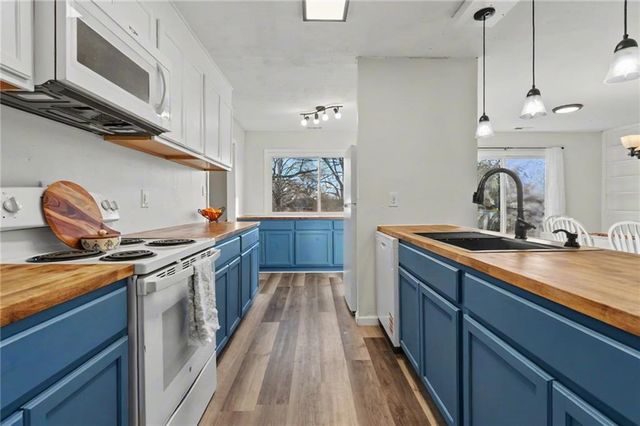 925 W 27th Terrace, Lawrence, KS 66046