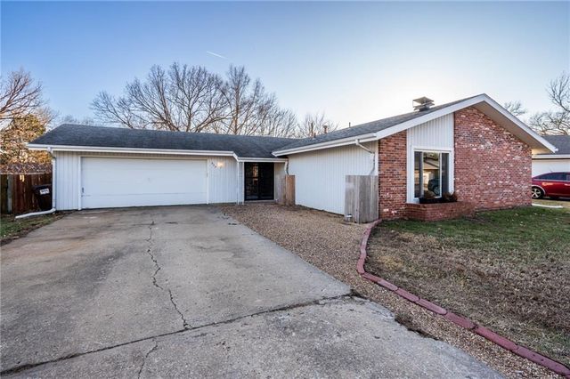 925 W 27th Terrace, Lawrence, KS 66046