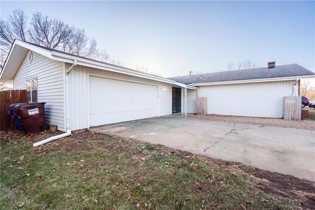 925 W 27th Terrace, Lawrence, KS 66046