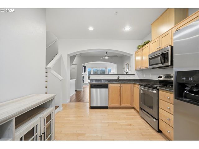 15445 Sw SPARROW Loop 104, Beaverton, OR 97007