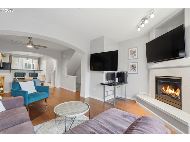 15445 Sw SPARROW Loop 104, Beaverton, OR 97007