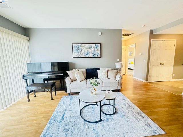 320 N Villa Way, Walnut Creek, CA 94595