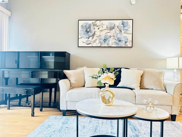 320 N Villa Way, Walnut Creek, CA 94595