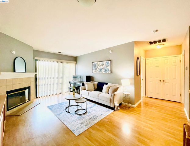 320 N Villa Way, Walnut Creek, CA 94595