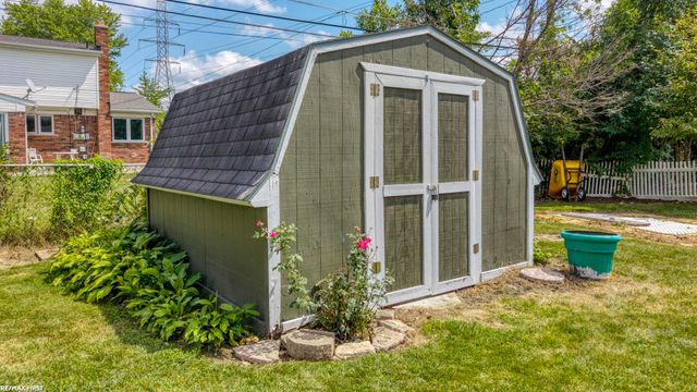 31352 Carmody Drive, Warren, MI 48092