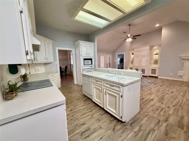 8027 Oakwood Garden Street, Houston, TX 77040