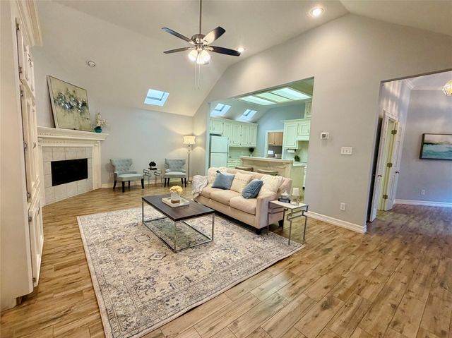8027 Oakwood Garden Street, Houston, TX 77040