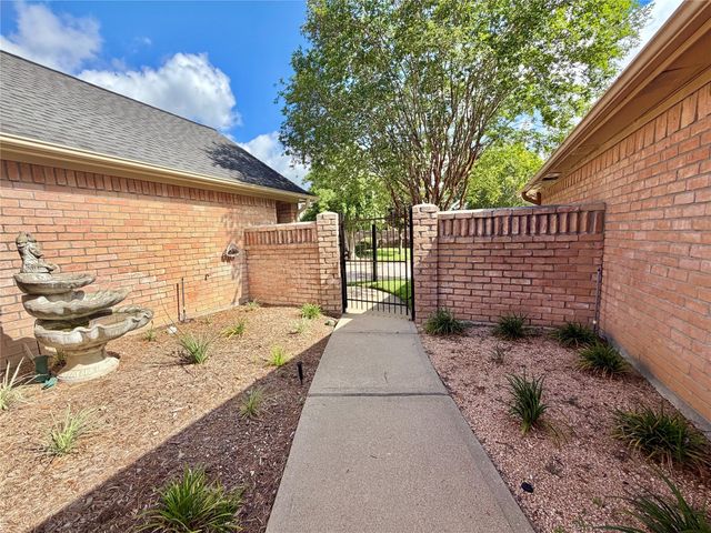 8027 Oakwood Garden Street, Houston, TX 77040