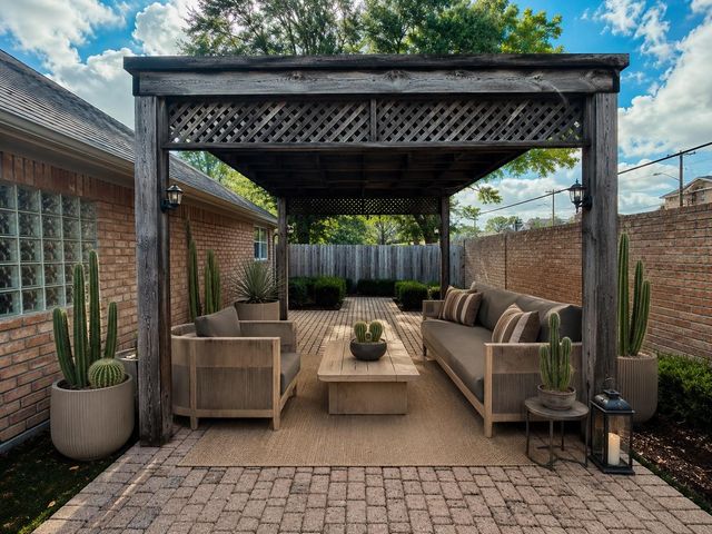 8027 Oakwood Garden Street, Houston, TX 77040