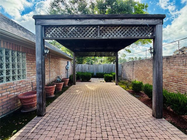 8027 Oakwood Garden Street, Houston, TX 77040