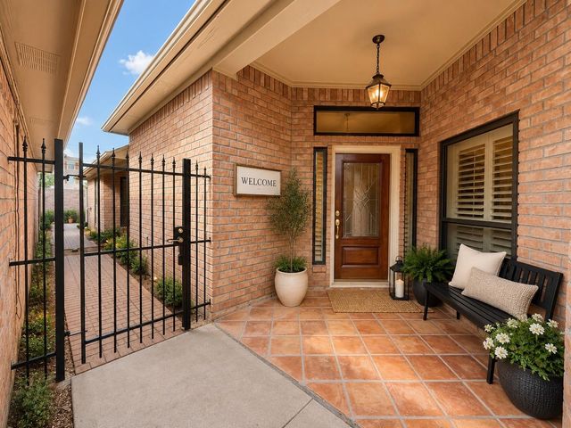 8027 Oakwood Garden Street, Houston, TX 77040