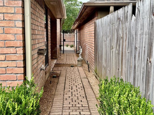 8027 Oakwood Garden Street, Houston, TX 77040