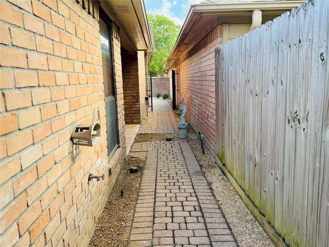 8027 Oakwood Garden Street, Houston, TX 77040
