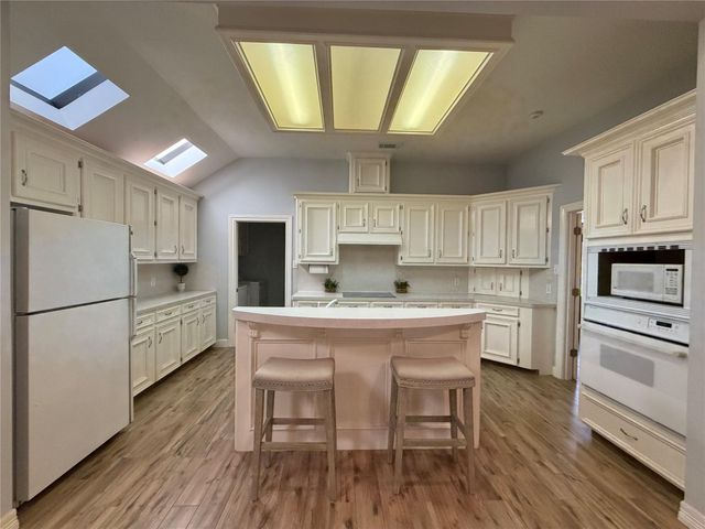 8027 Oakwood Garden Street, Houston, TX 77040