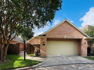 8027 Oakwood Garden Street, Houston, TX 77040