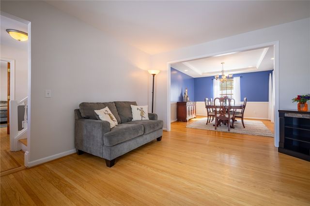 42 Bromley Road, Pittsford, NY 14534