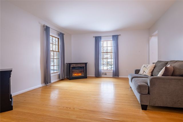 42 Bromley Road, Pittsford, NY 14534