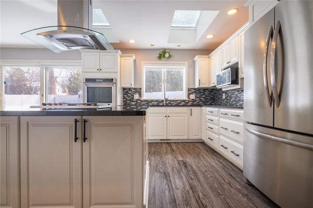 42 Bromley Road, Pittsford, NY 14534