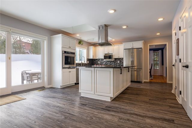 42 Bromley Road, Pittsford, NY 14534