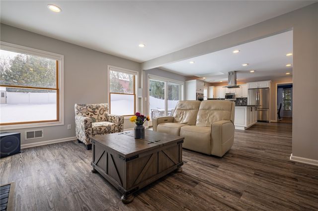 42 Bromley Road, Pittsford, NY 14534