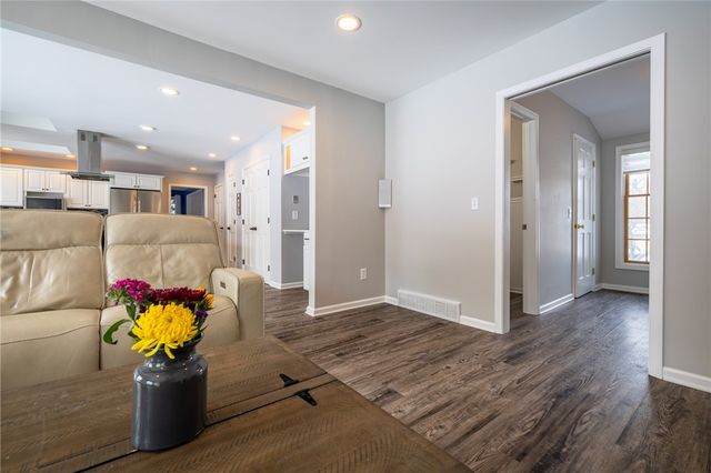 42 Bromley Road, Pittsford, NY 14534