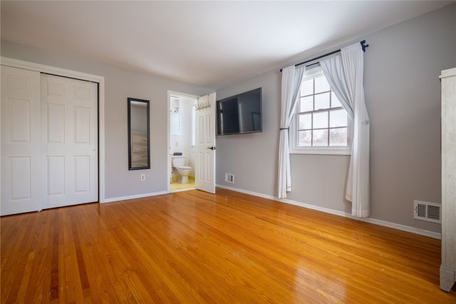 42 Bromley Road, Pittsford, NY 14534