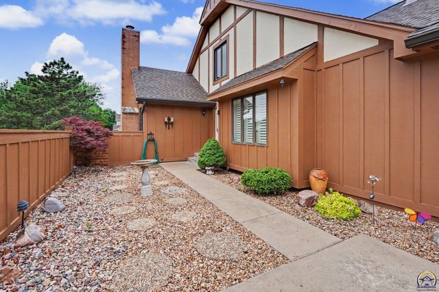 5647 SW Hawick LN, Topeka, KS 66614