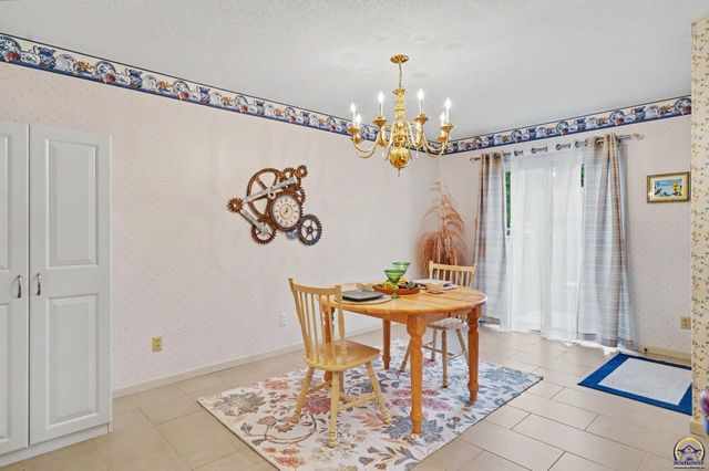 5647 SW Hawick LN, Topeka, KS 66614