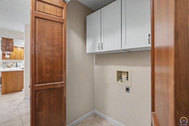 5647 SW Hawick LN, Topeka, KS 66614