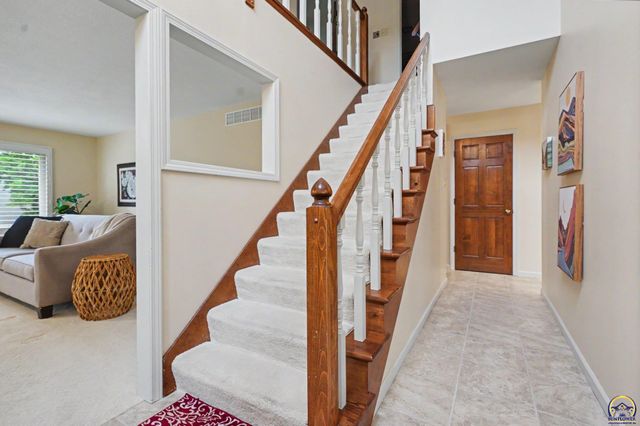 5647 SW Hawick LN, Topeka, KS 66614