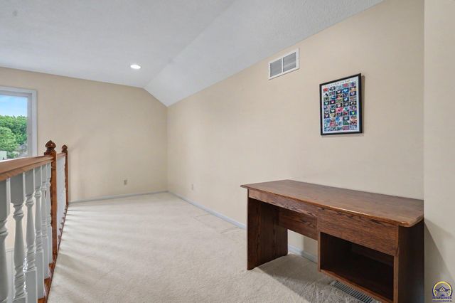 5647 SW Hawick LN, Topeka, KS 66614