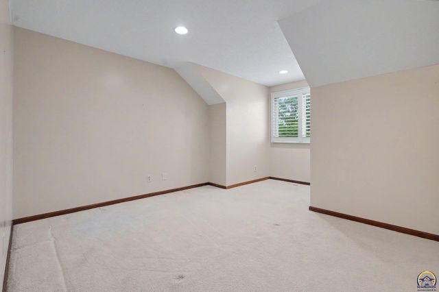 5647 SW Hawick LN, Topeka, KS 66614