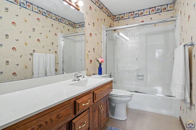 5647 SW Hawick LN, Topeka, KS 66614